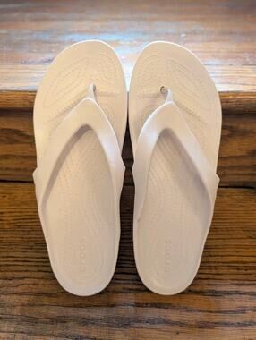 CROCS Women's 9 Kadee II Flip Flops Barely Pink Lightweight Thong Sandals Shoes